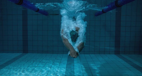 Fitter Schwimmer trainiert allein — Stockfoto