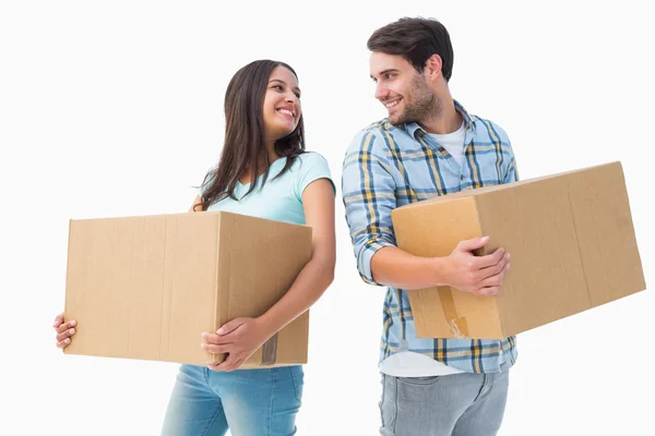 Casal jovem atraente com caixas móveis — Fotografia de Stock