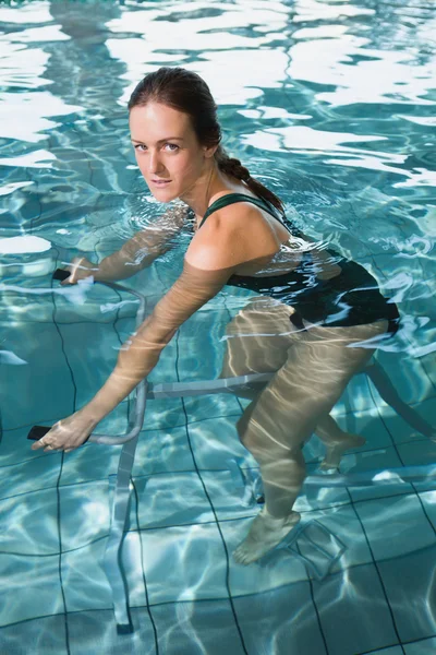 Morena usando bicicleta estática bajo el agua —  Fotos de Stock