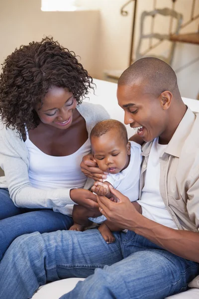 Happy ouders tijd doorbrengen met baby op de Bank — Stockfoto