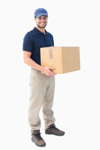 Homem de entrega feliz segurando caixa de papelão — Fotografia de Stock