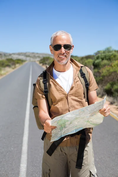 Όμορφος πεζοπόρος, κρατώντας χάρτη και να χαμογελά στη φωτογραφική μηχανή — Φωτογραφία Αρχείου