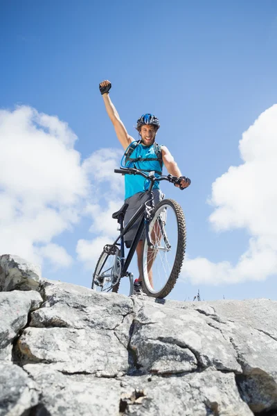 Kayalık arazide Bisiklet ve tezahürat adam — Stok fotoğraf
