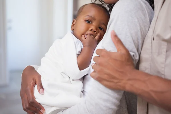 Gelukkige ouders tijd doorbrengen met baby — Stockfoto