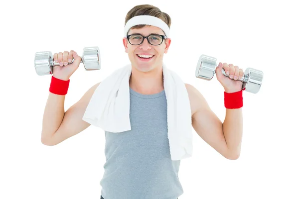 Geeky hipster levantando halteres em sportswear — Fotografia de Stock