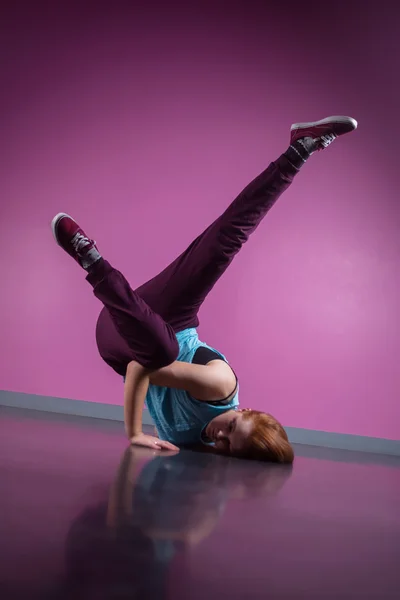 Pretty break dancer busting a move — Stock Photo, Image