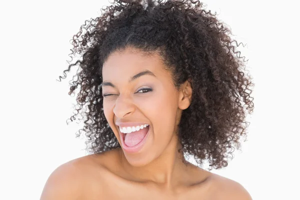 Chica bonita con peinado afro sonriendo a la cámara —  Fotos de Stock