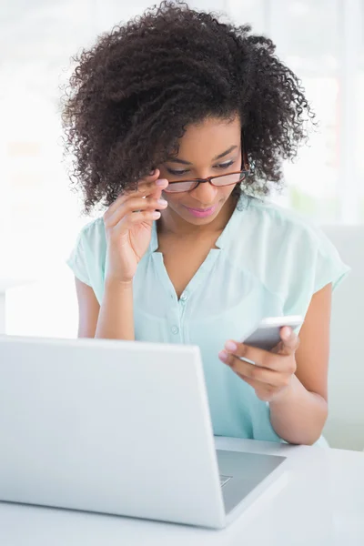 Glückliche Geschäftsfrau, die am Laptop arbeitet und einen Text schickt — Stockfoto