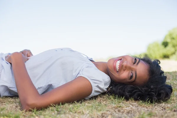 Casual bella donna sdraiata sull'erba — Foto Stock