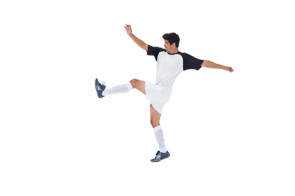 Fußballspieler in Weiß kickt — Stockfoto