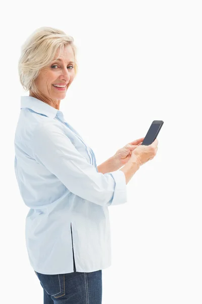 Mulher madura feliz enviando um texto — Fotografia de Stock