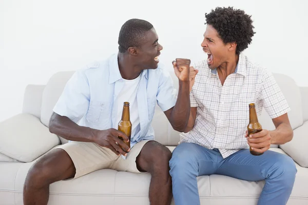 Aficionados al fútbol animando y sosteniendo botellas de cerveza — Foto de Stock