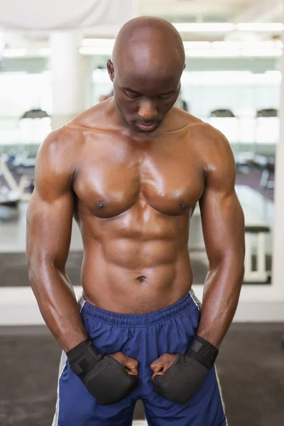 Muskulöser Boxer steht im Fitnessstudio — Stockfoto