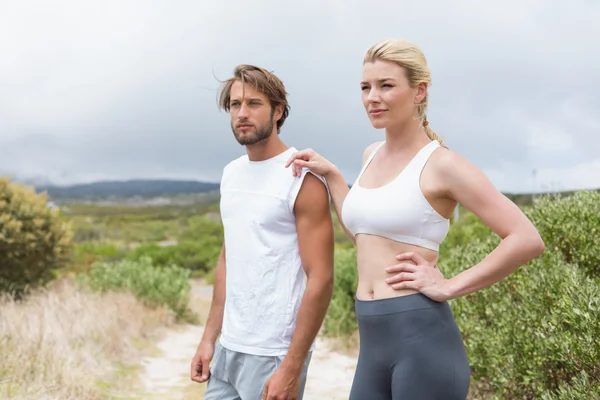 Couple standing on mountain trail — Stock Photo, Image