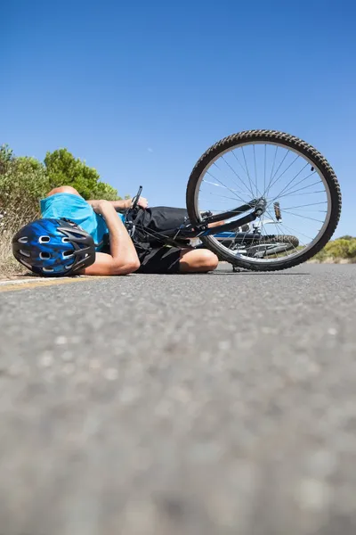 Ciclista tirado en la carretera después de un accidente — Foto de Stock