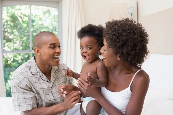 Couple heureux sur le lit avec bébé fille — Photo