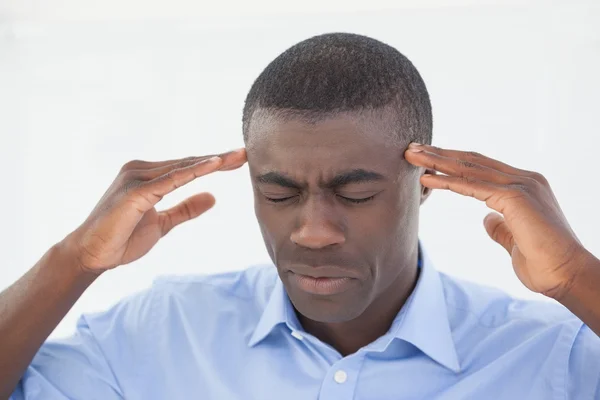 Stressad affärsman få huvudvärk — Stockfoto