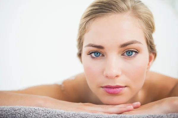 Hermosa rubia tumbada sobre mesa de masaje — Foto de Stock