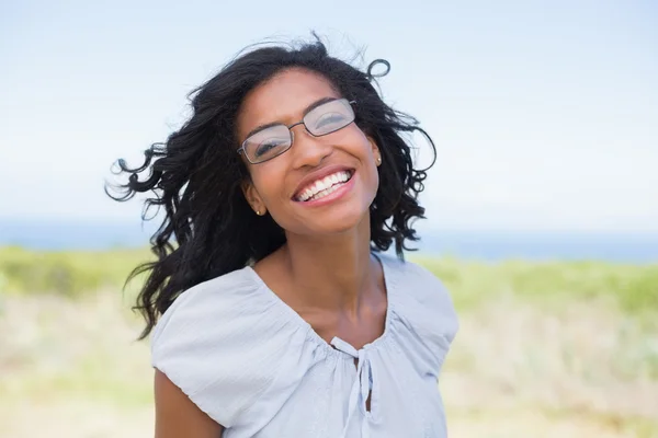 Casual mulher bonita sorrindo para a câmera — Fotografia de Stock