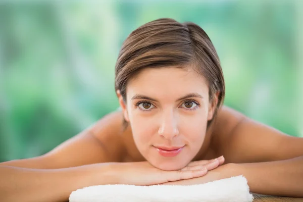 Vacker kvinna på massagebänk på health farm — Stockfoto