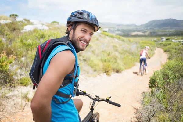 Pareja de ciclismo en el sendero de montaña —  Fotos de Stock