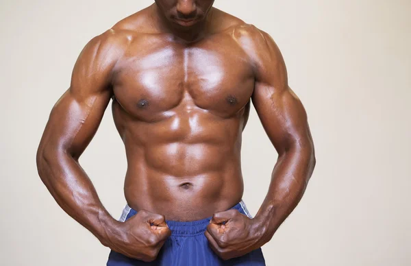 Hemdloser junger muskulöser Mann lässt Muskeln spielen — Stockfoto