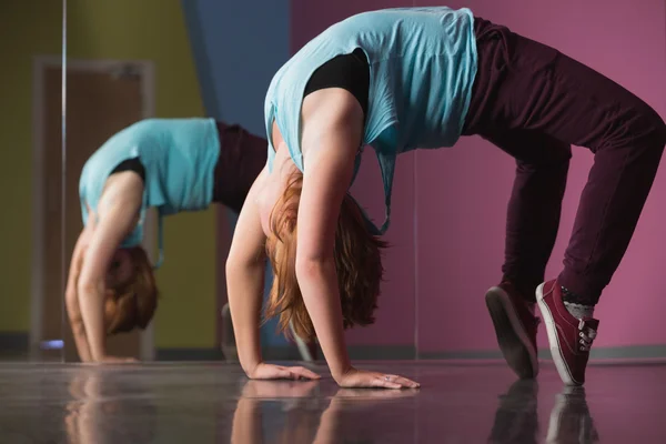 Pretty break dancer doing a back bend — Stock Photo, Image