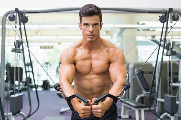 Hombre musculoso sin camisa usando banda de resistencia en el gimnasio —  Fotos de Stock