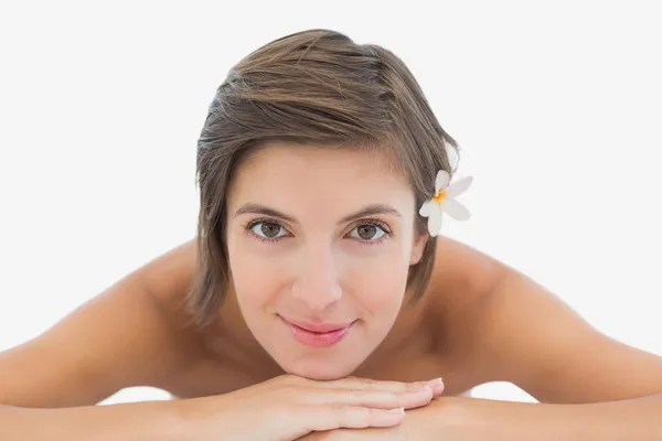 Close up retrato de uma bela jovem na mesa de massagem — Fotografia de Stock