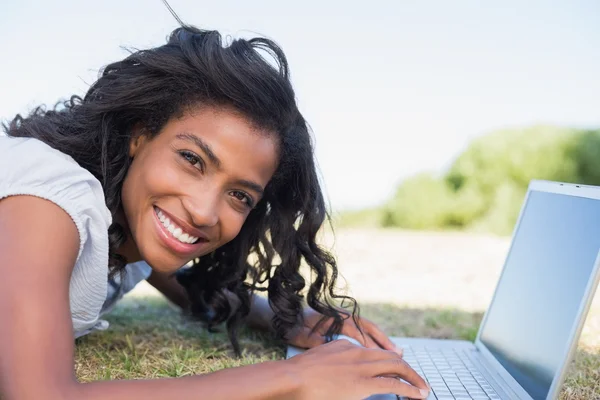 Žena leží na trávě, pomocí její laptop — Stock fotografie