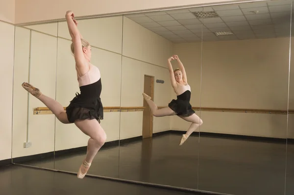Schöne Ballerina, die vor dem Spiegel tanzt — Stockfoto
