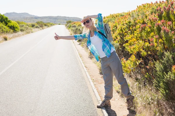 Sarışın hitch kırsal yolda hiking — Stok fotoğraf