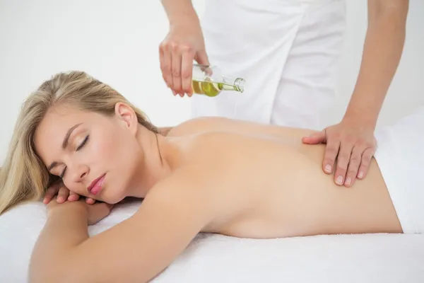 Schöne Blondine genießt eine Rückenmassage — Stockfoto