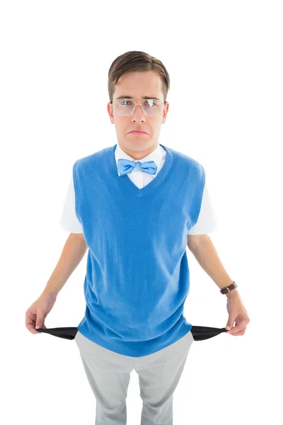 Geeky joven hipster mostrando bolsillos vacíos — Foto de Stock