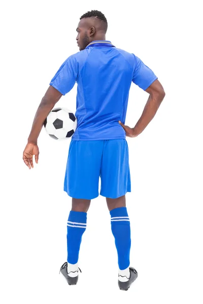 Jugador de fútbol en azul de pie con pelota —  Fotos de Stock