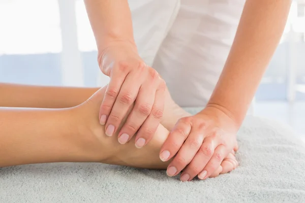 Woman receiving leg massage at spa center — Stock Photo, Image