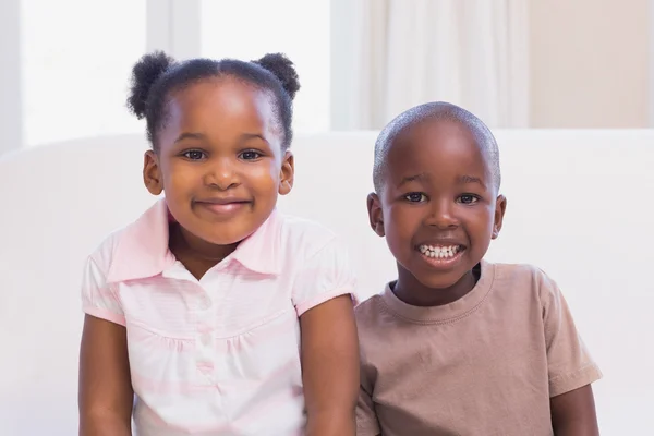 Szczęśliwy rodzeństwo uśmiecha się do kamery razem — Zdjęcie stockowe
