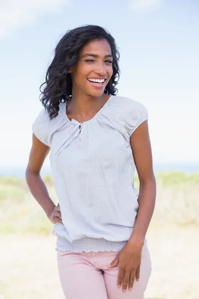 Casual bonita mujer sonriendo a la cámara —  Fotos de Stock