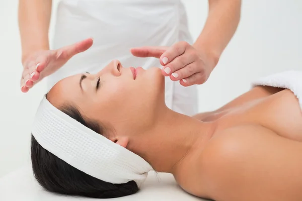 Friedliche Brünette bekommt Reiki-Therapie — Stockfoto