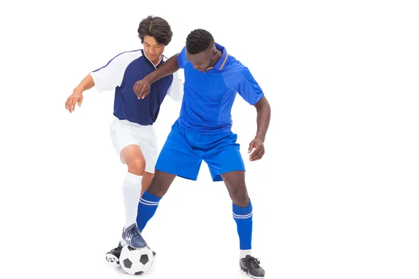 Jogadores de futebol atacando para a bola — Fotografia de Stock