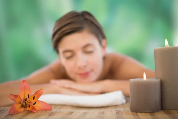 Hermosa mujer en la mesa de masaje en la granja de salud — Foto de Stock