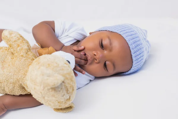 Entzückender kleiner Junge schläft friedlich mit Teddy — Stockfoto