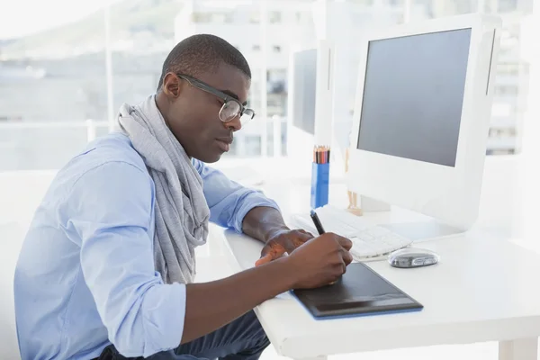 Hipster affärsman arbetar på sitt skrivbord — Stockfoto