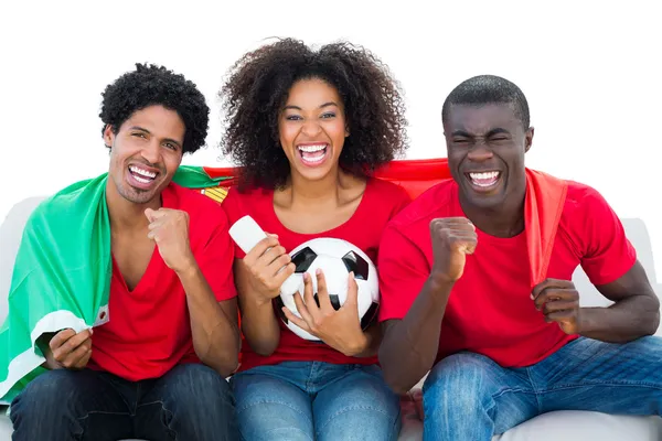 Jubelnde Fußballfans in Rot mit portugiesischer Flagge — Stockfoto