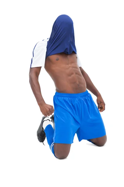 Jogador de futebol em azul celebrando — Fotografia de Stock