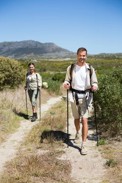 Feliz casal caminhadas andando na trilha do país — Fotografia de Stock