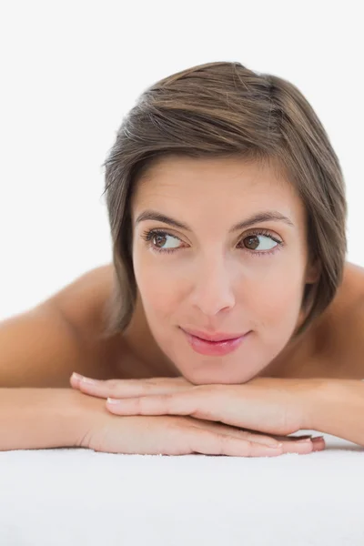 Närbild på en vacker ung kvinna på massagebänk — Stockfoto