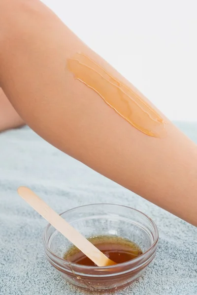 Vrouwelijke been met heet kaarsvet op spa center — Stockfoto