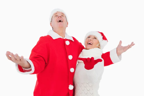 Casal festivo sorrindo e olhando para cima — Fotografia de Stock