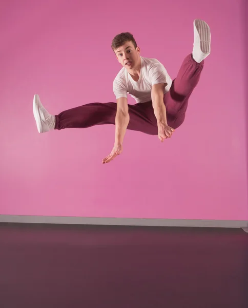 Coole Breakdancerin in der Luft macht den Spagat — Stockfoto